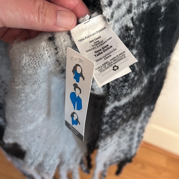 Blanket Scarf, new with tags - Picture 2 of 5
